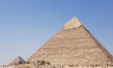 Cairo Bus Tour: Travelers exploring the Pyramids, Sphinx, and Egyptian Museum from Sharm El Sheikh.